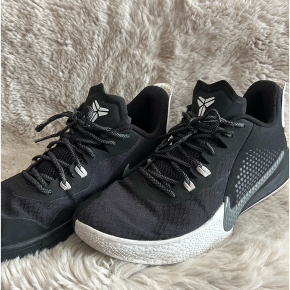 Nike Mamba Fury 
Black White Smoke Grey - Picture 2 of 4